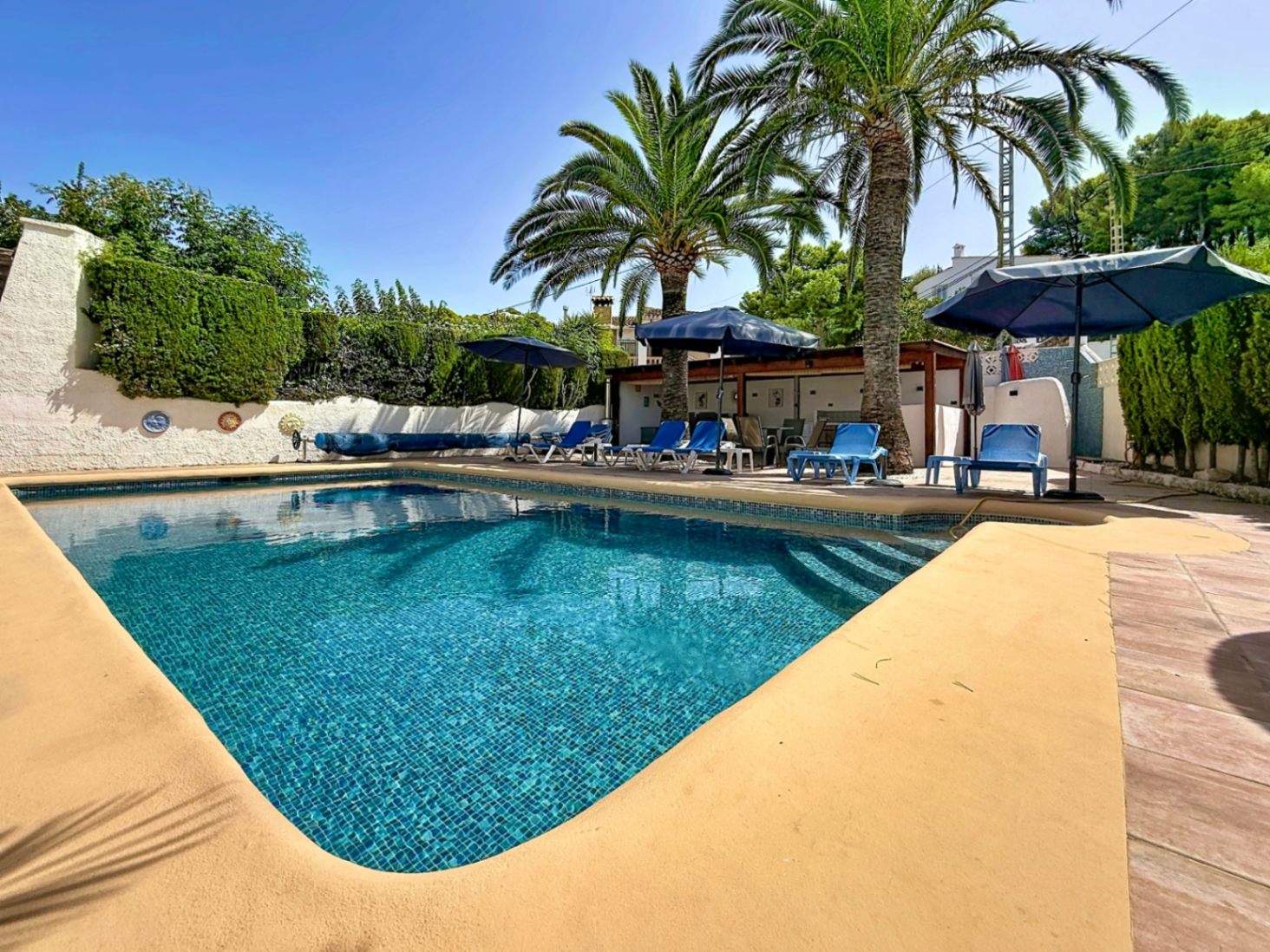 Villa de 4 dormitorios reformada con piscina privada y cocina exterior, Moraira