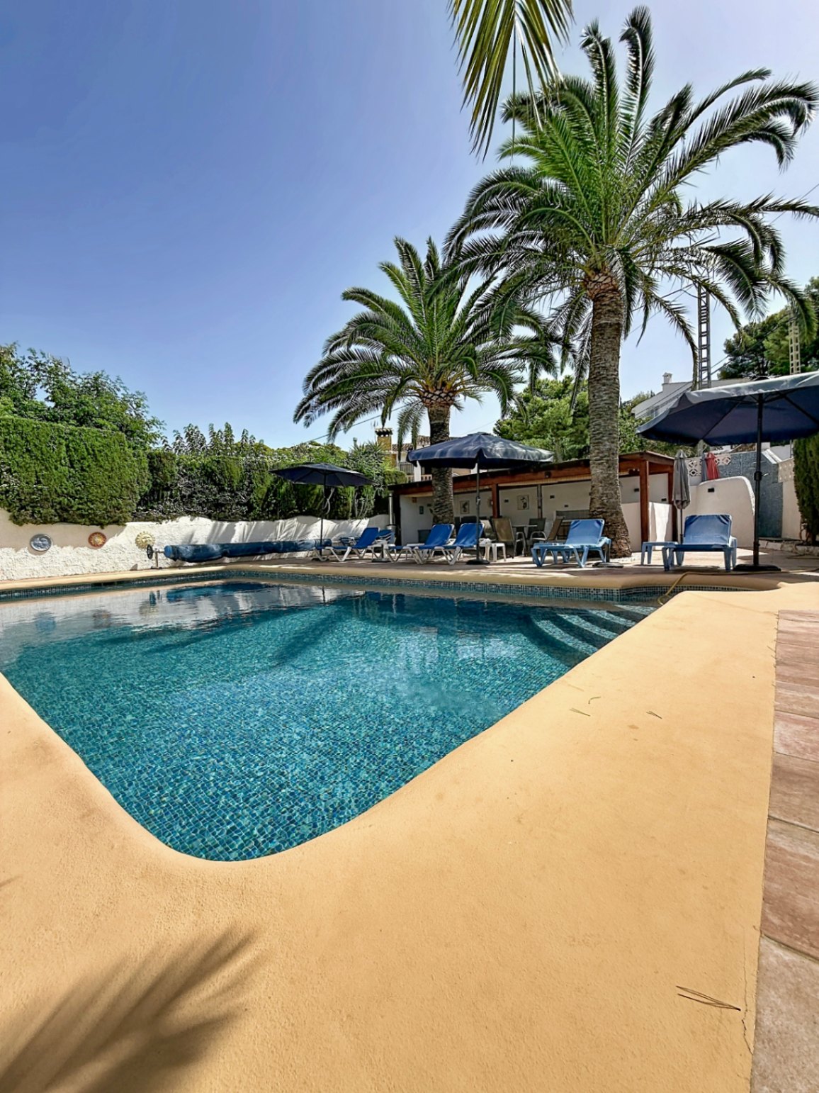 Villa de 4 dormitorios reformada con piscina privada y cocina exterior, Moraira