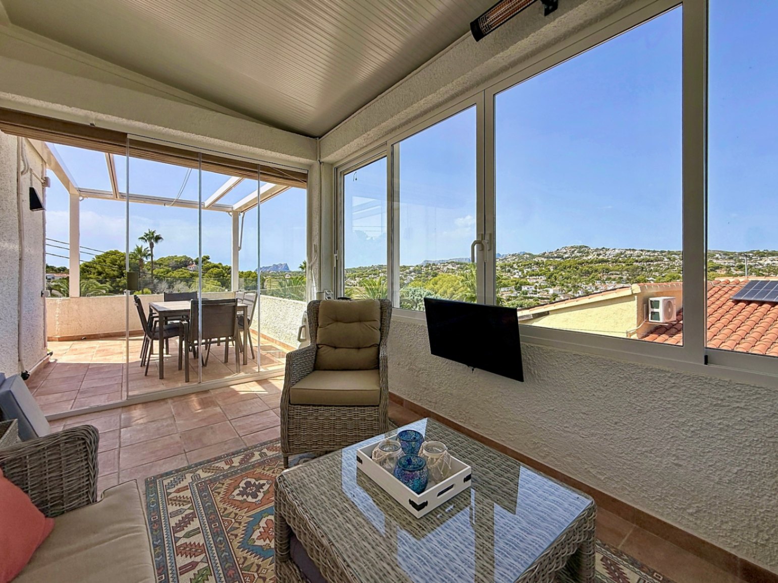 Villa de 4 dormitorios reformada con piscina privada y cocina exterior, Moraira