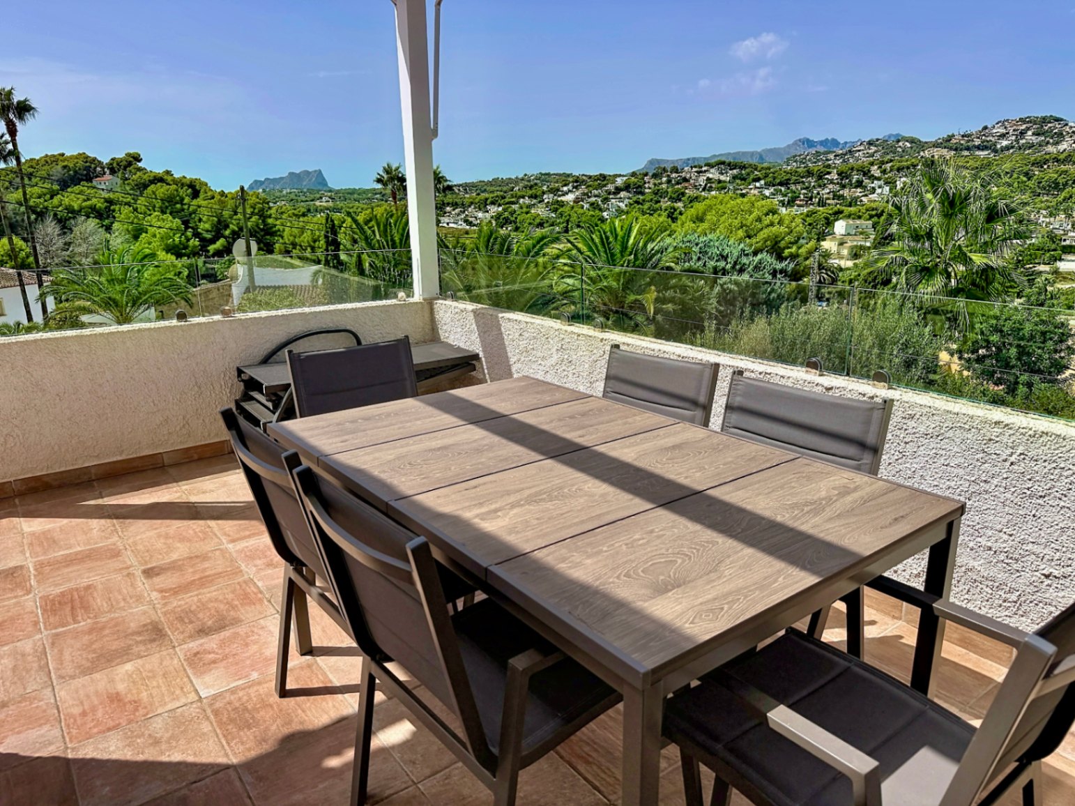 Villa de 4 dormitorios reformada con piscina privada y cocina exterior, Moraira