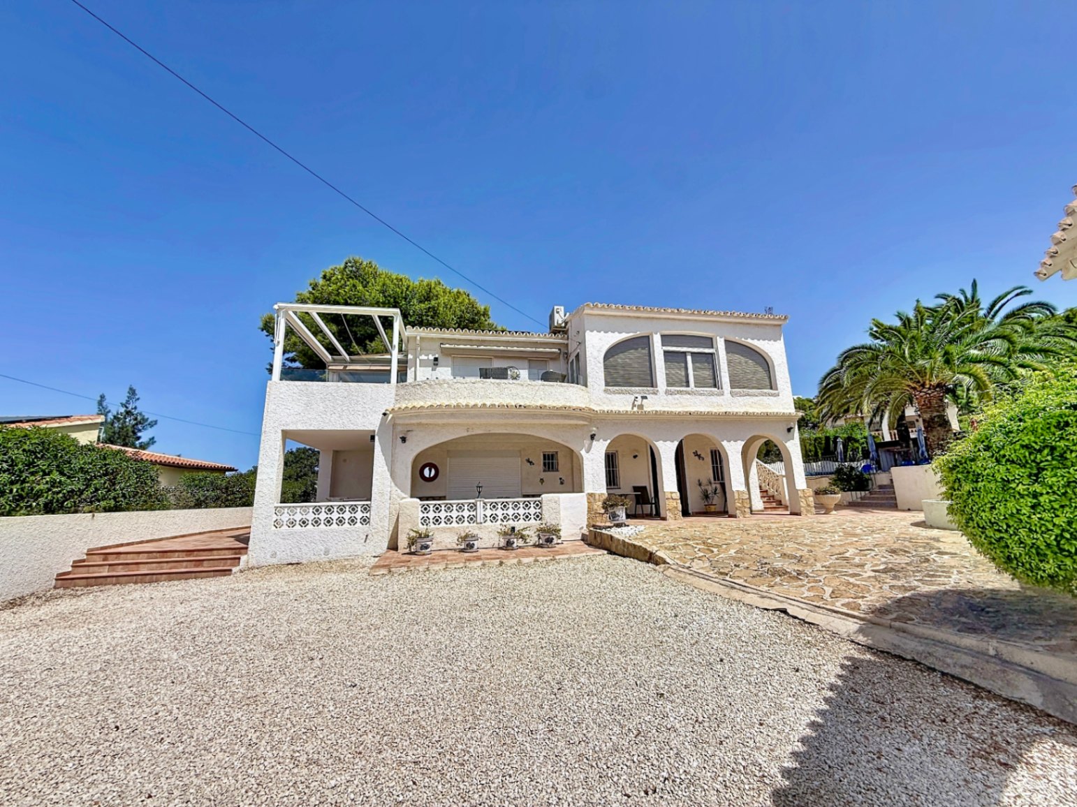 Villa de 4 dormitorios reformada con piscina privada y cocina exterior, Moraira
