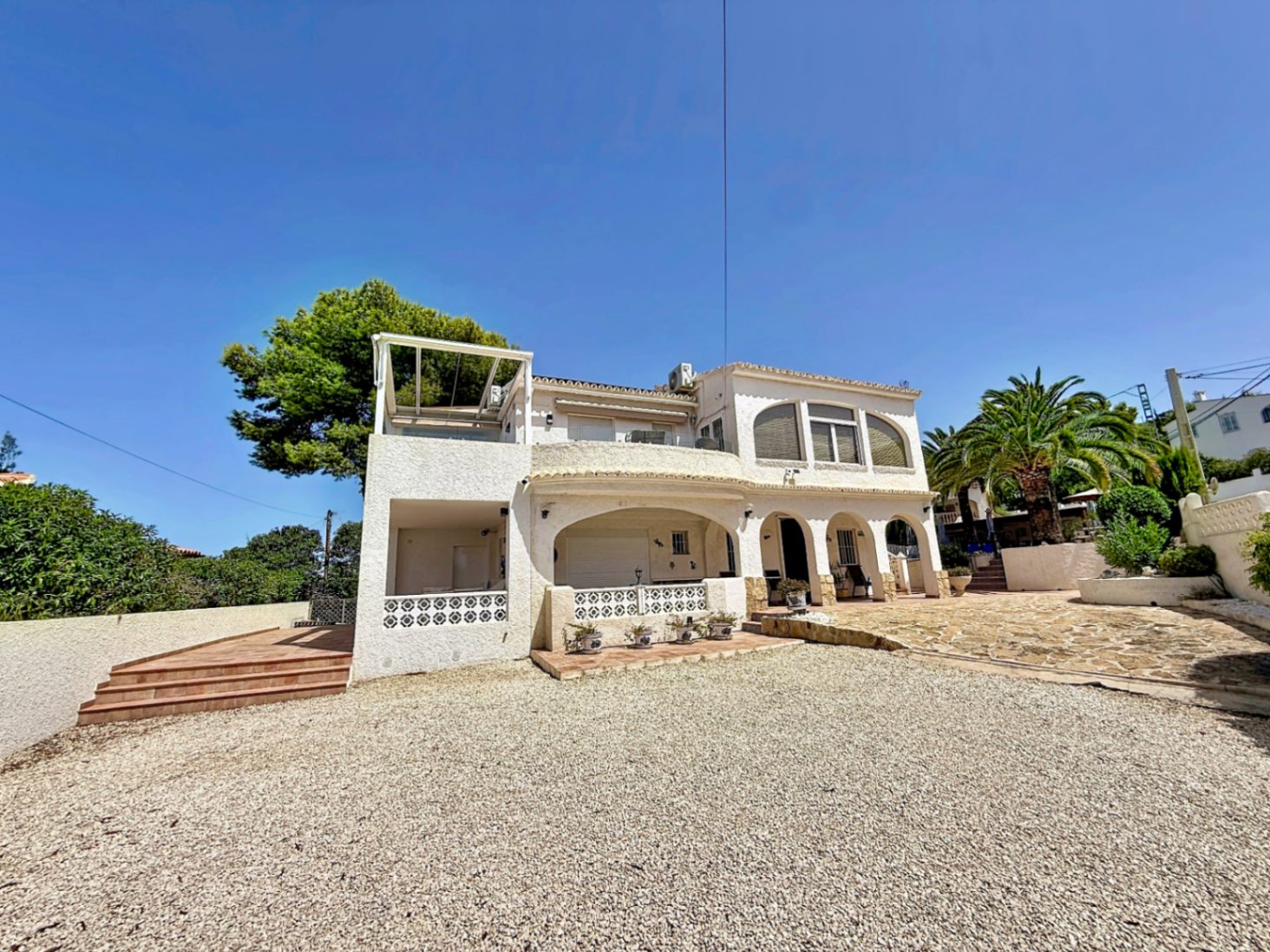 Villa de 4 dormitorios reformada con piscina privada y cocina exterior, Moraira