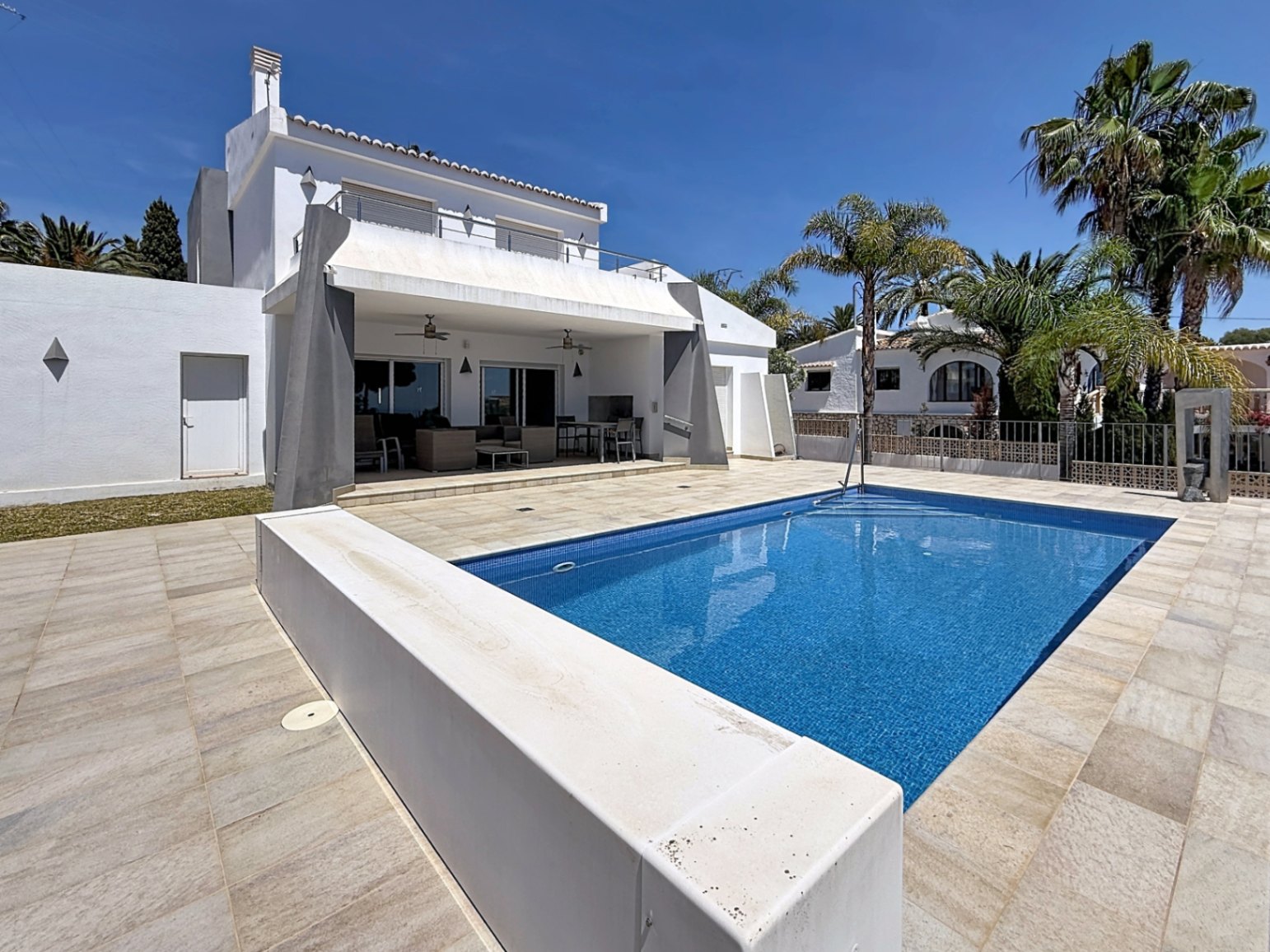 Preciosa villa de 3 habitaciones con vistas al mar y piscina climatizada, Moraira