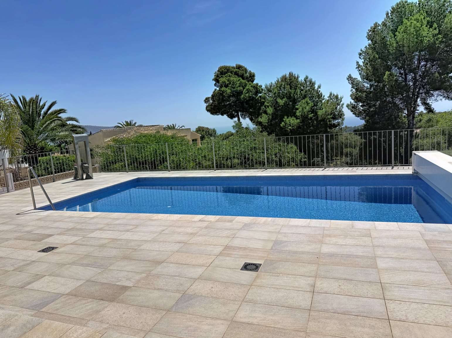 Preciosa villa de 3 habitaciones con vistas al mar y piscina climatizada, Moraira