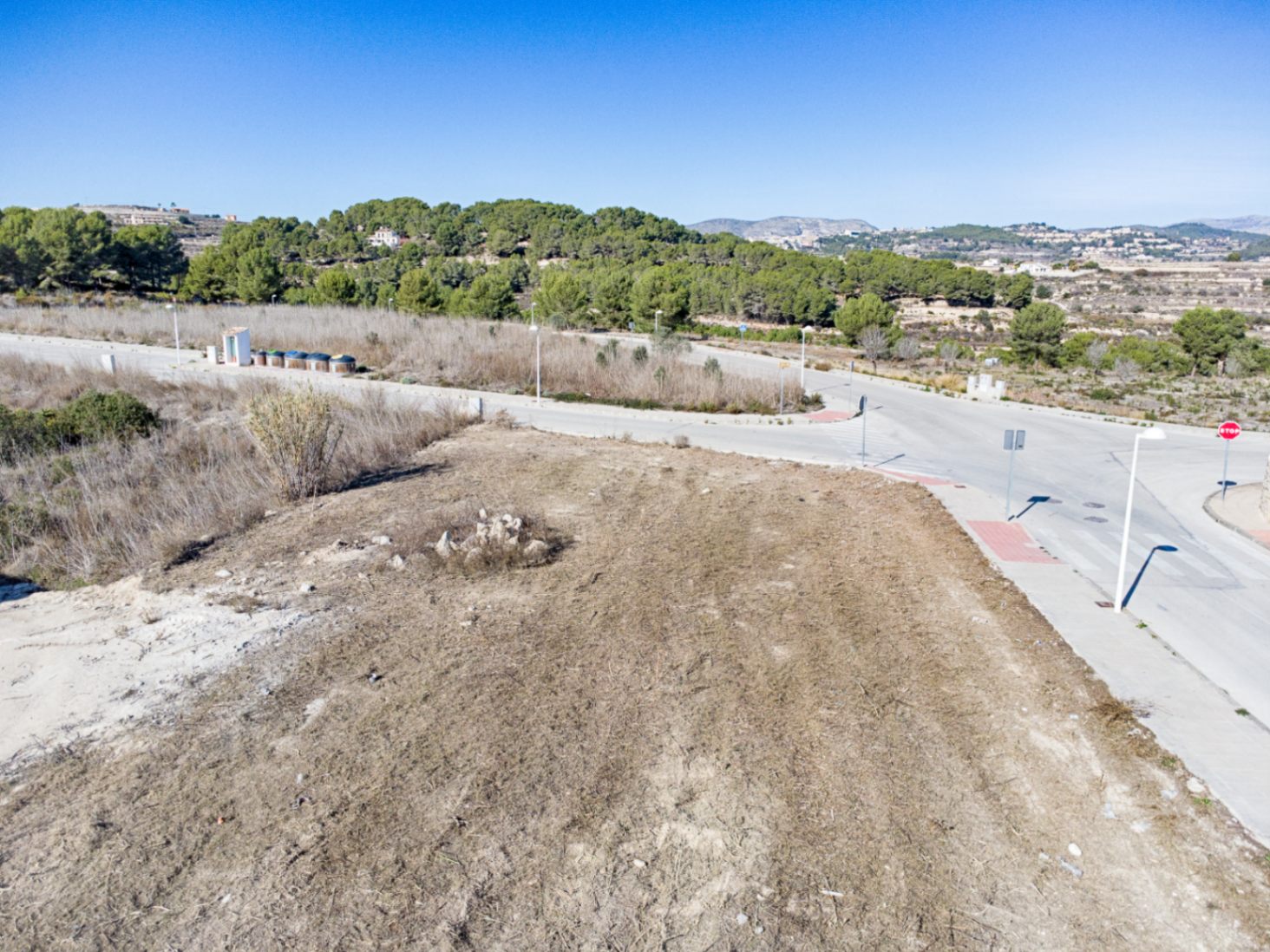 FLAT BUILDING PLOT – FREE OF BUILDING OBLIGATIONS – IN MORAIRA