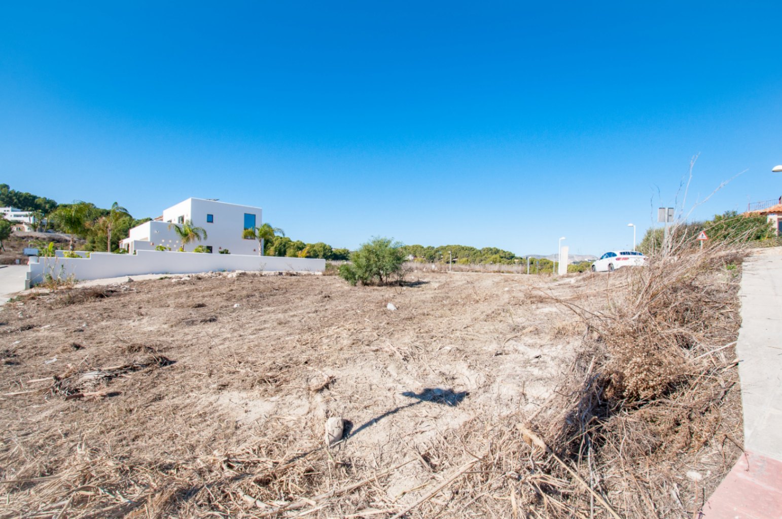 NEARLY FLAT BUILDING PLOT WITH SOME SEA VIEWS IN MORAIRA